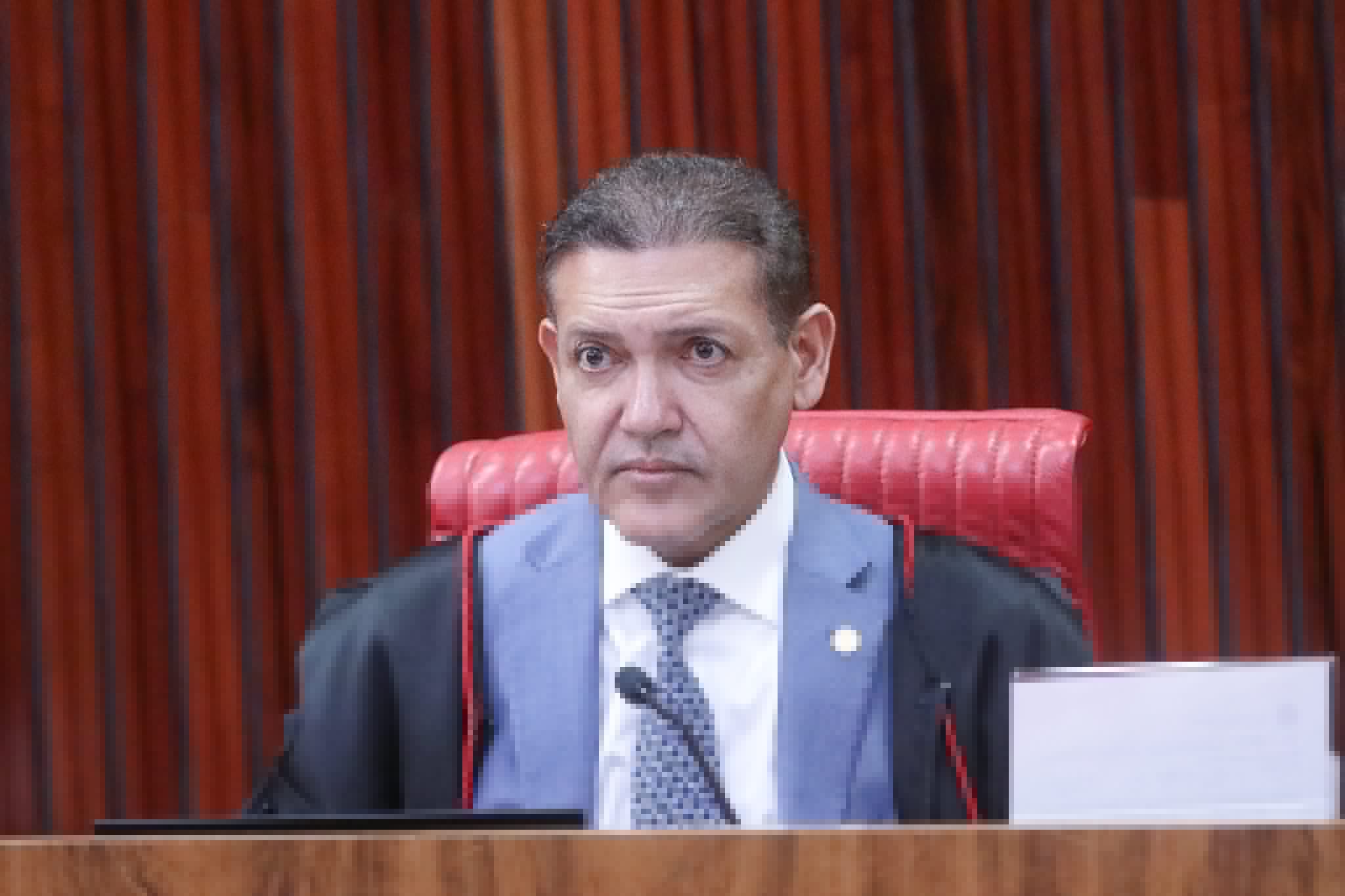 Nunes Marques manda Meta preservar dados de perfis suspeitos de atacar Flávio Bolsonaro