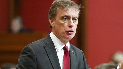 À la rescousse des immigrants du PEQ: les libéraux promettent une clause grand-père