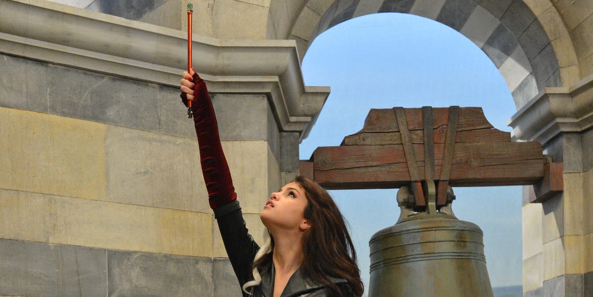 40 Iconic Brunette Halloween Costume Ideas for Dark-Haired Women