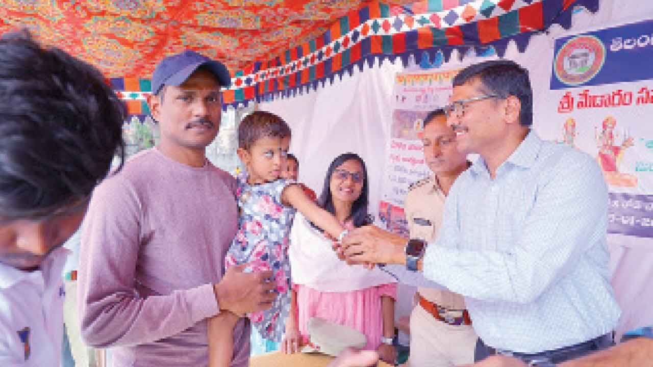 RTC top official inspects bus facilities for Medaram jatara