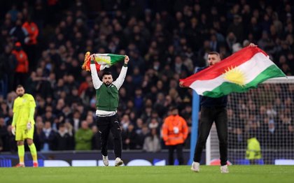 Manchester City -Galatasaray maçında protestocular Kürdistan bayrağıyla sahaya girdi