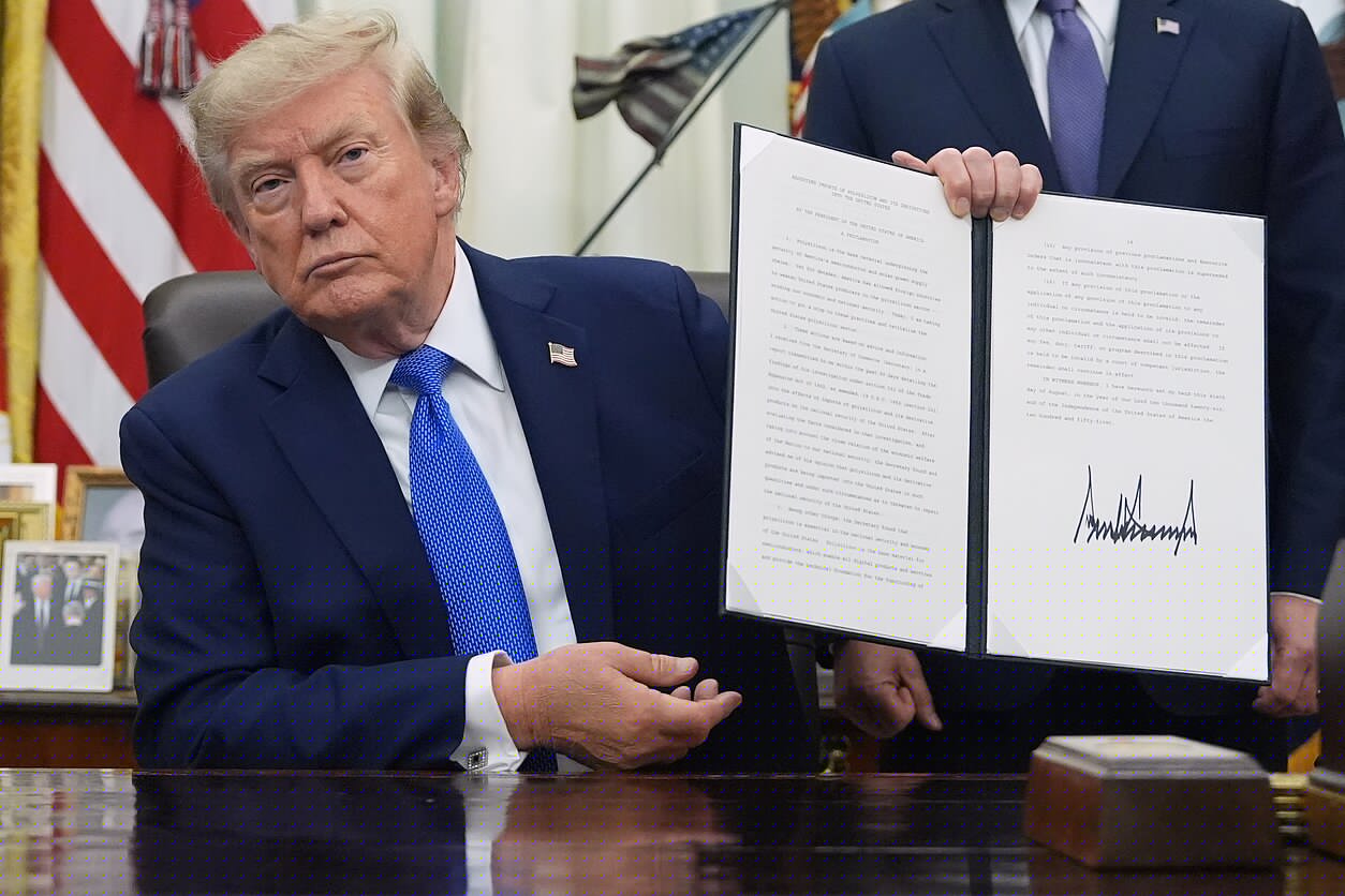 Trumpas pasirašė naujus įsakymus, ribojančius prigimtinę teisę į JAV pilietybę