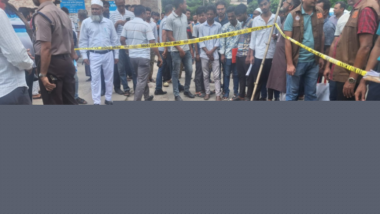 <a href="https://www.thedailystar.net/news/crime-justice/news/blast-near-barishal-court-gate-sparks-panic-4245936" hreflang="en">Explosion near Barishal court gate briefly disrupts proceedings </a>