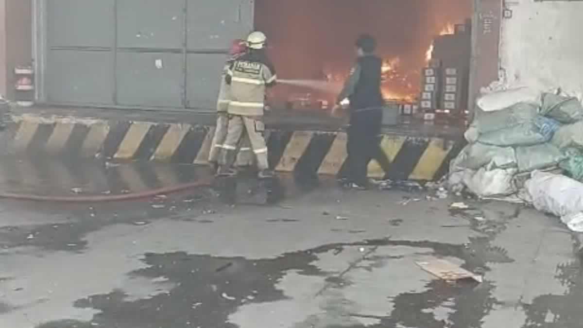 Kebakaran Hebat di Pergudangan Kosambi Tangerang