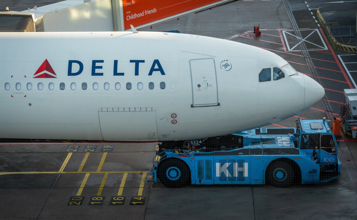 Pánico en vuelo de Delta: pasajeros evacúan por toboganes tras reportarse humo en la cabina
