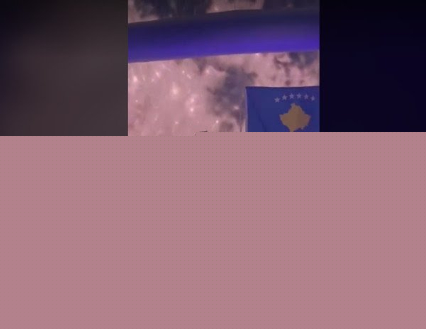 ​Katy Perry ndez “Sunny Hill”, valvit flamurin e Kosovës në një spektakël magjik