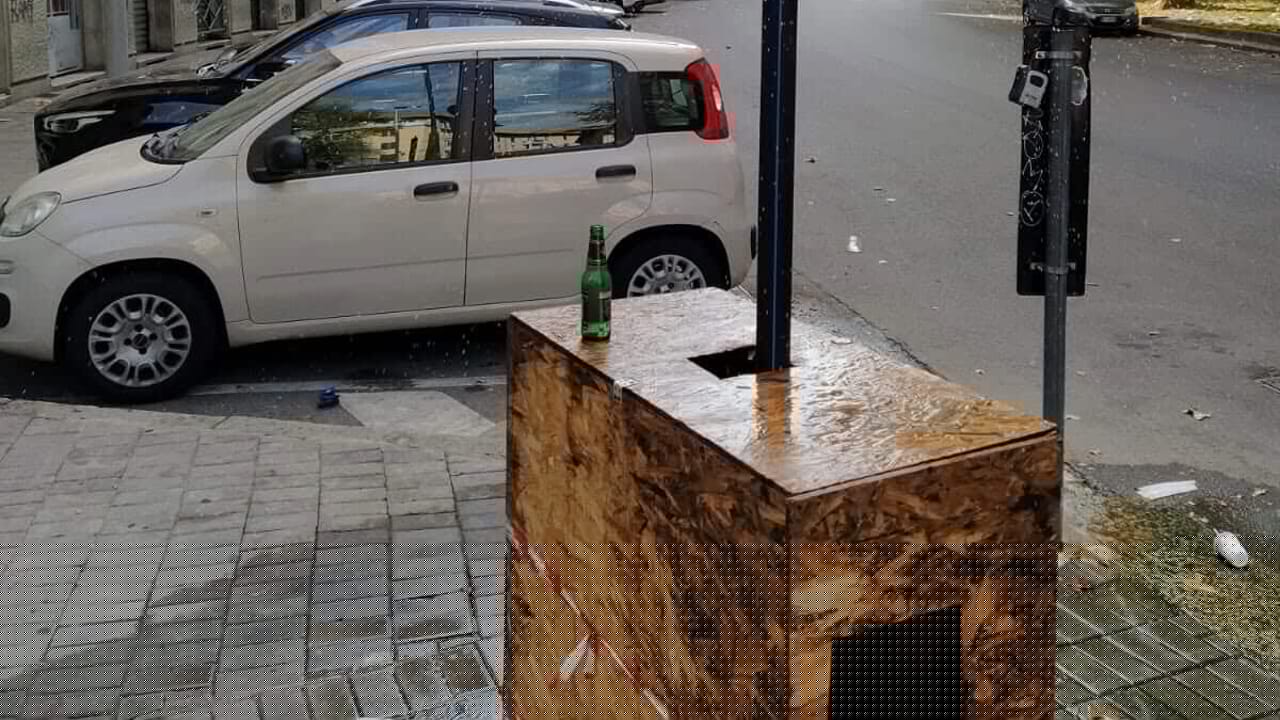 Sembra una perdita d'acqua abbandonata da settimane, invece è la nuova idea di Milano contro il caldo