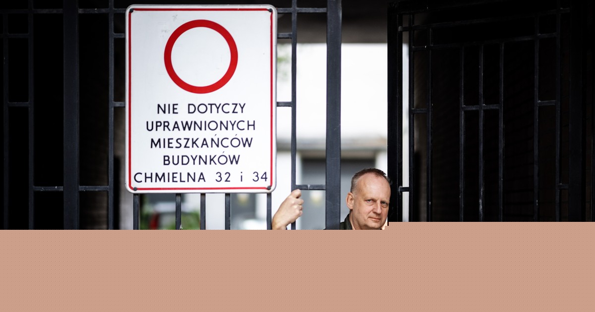 Boją się żyć w bloku przy Chmielnej. "Każdej nocy śpi na moim piętrze kilkanaście przypadkowych osób"