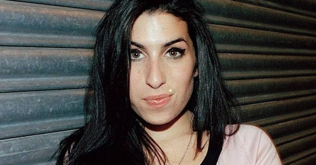 Pai de Amy Winehouse é condenado após acusar amigos da cantora