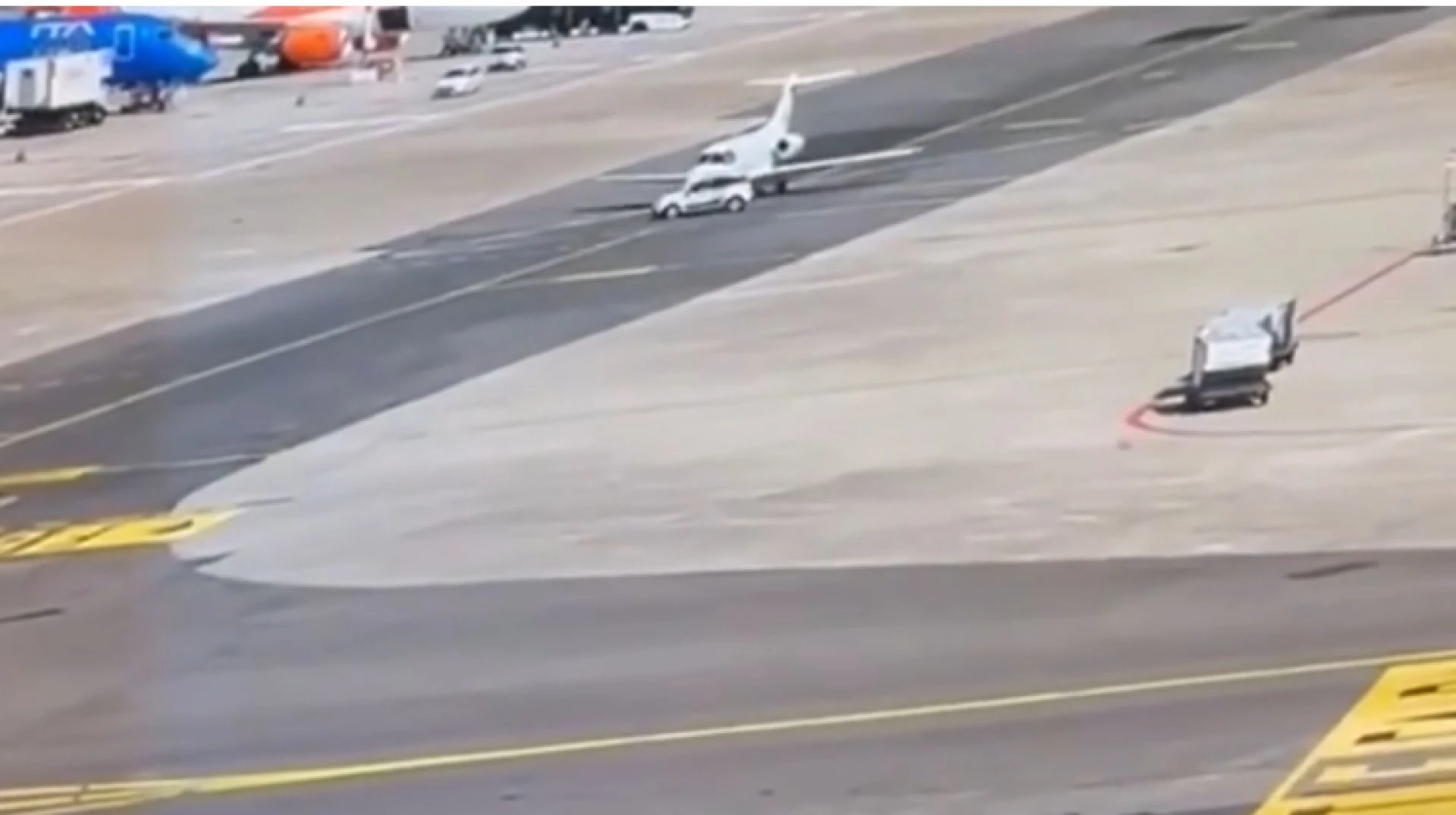Moment incredibil pe aeroportul din Milano! O mașină a intrat direct într-un avion