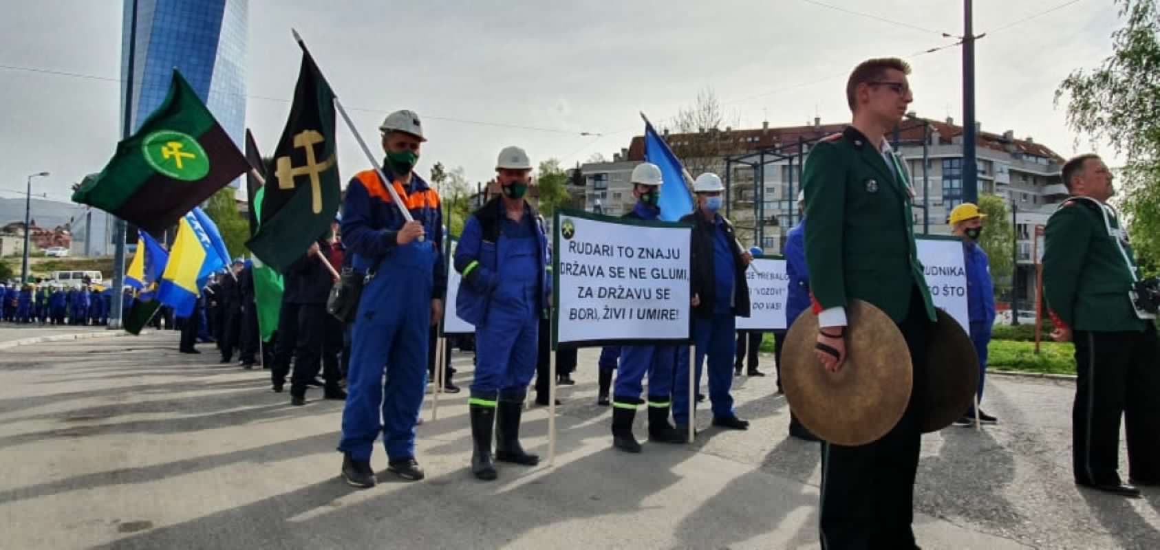 Funds for Miners’ Wages Secured, Remaining in the Methane Mine Pit Unacceptable
