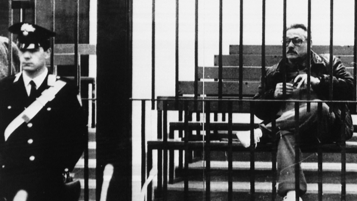 Beheaded by the Mafia: When an undertaker refused to pay extortion money, these gangsters chopped the head off his beloved dog. This is how, eventually, justice was done... and 323 thugs were thrown in jail