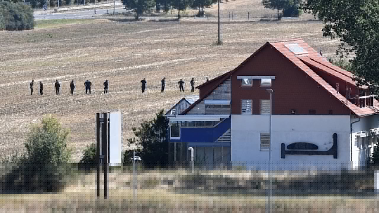 Drohnen-Vorfall in Leipzig - Polizei durchsucht Geisterdorf am Flughafen