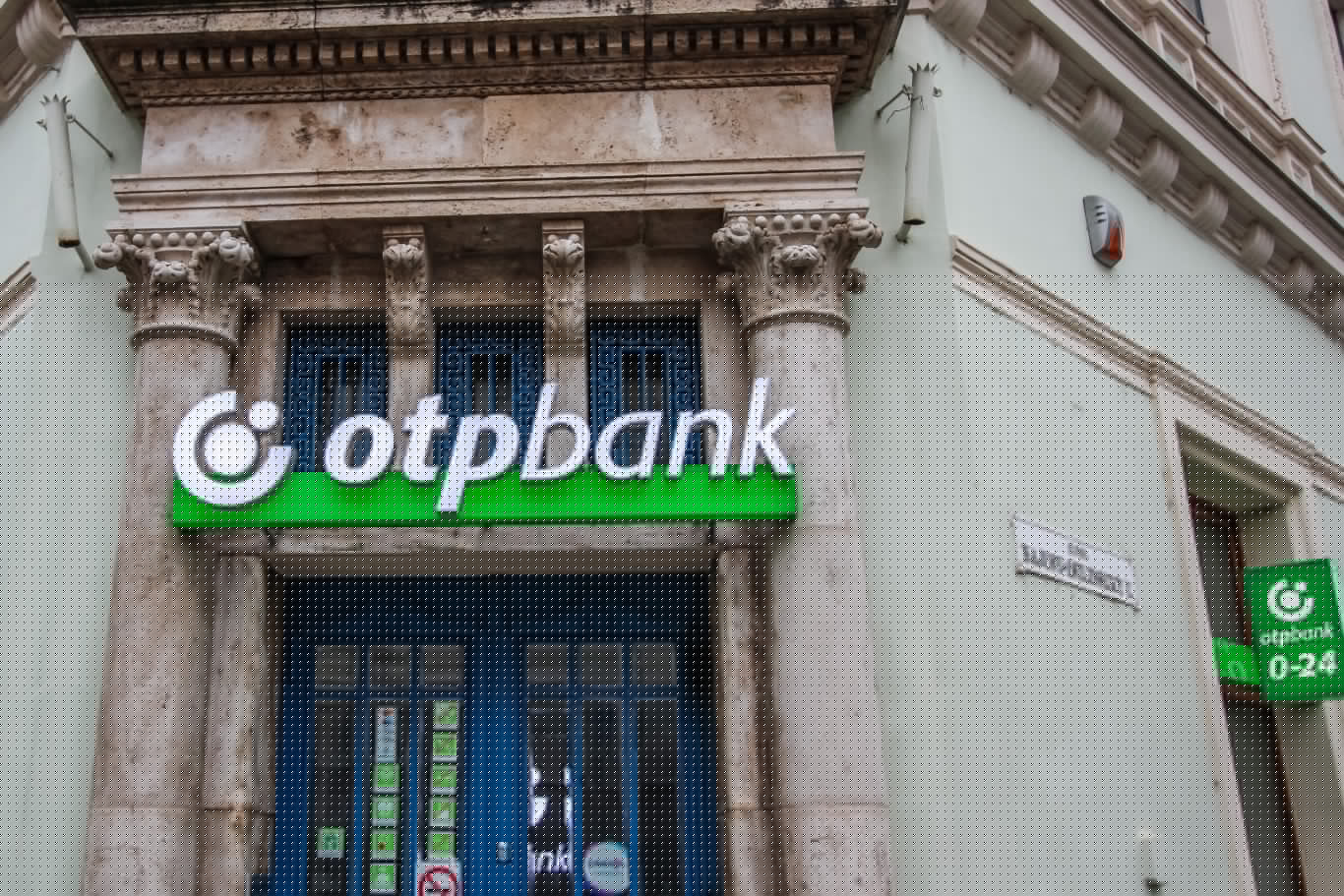 Szétadóztatják az OTP-t, az erős forint és a változó kamatstop-szabályozás is rontotta a nagybank eredményét