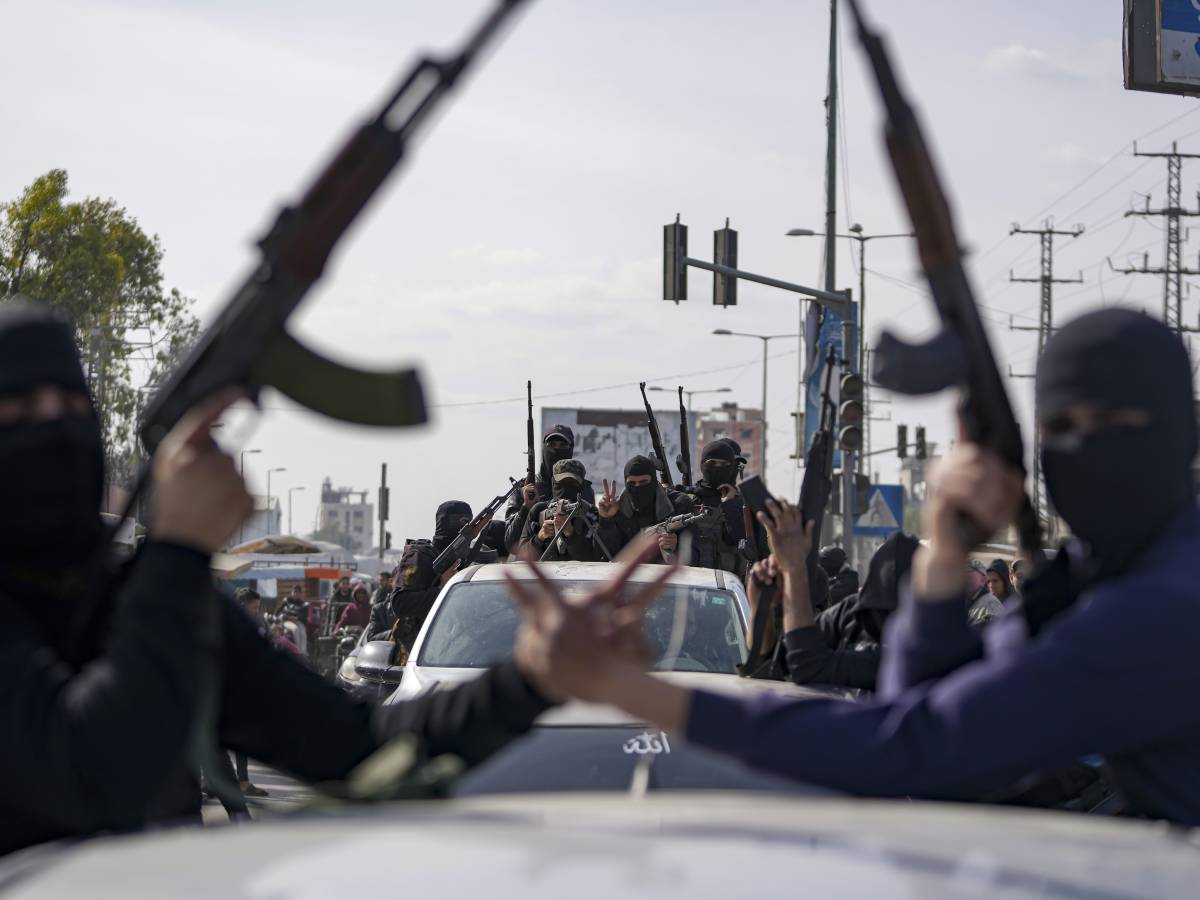Mentre le manifestazioni fermano un Paese e la gente che vuole lavorare, la diplomazia tenta di restituire la libertà agli ostaggi israeliani di Hamas