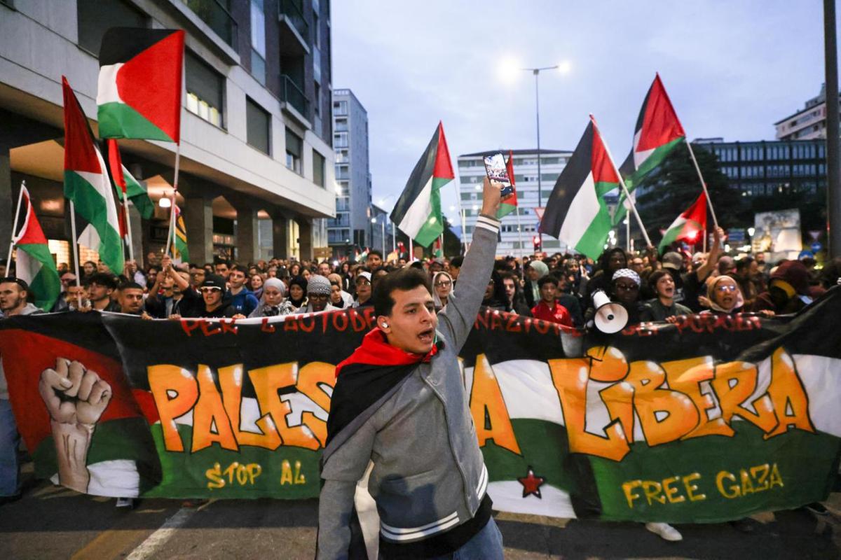 I quattromila di Brescia . Occupati i binari della stazione: "Non siamo facinorosi"