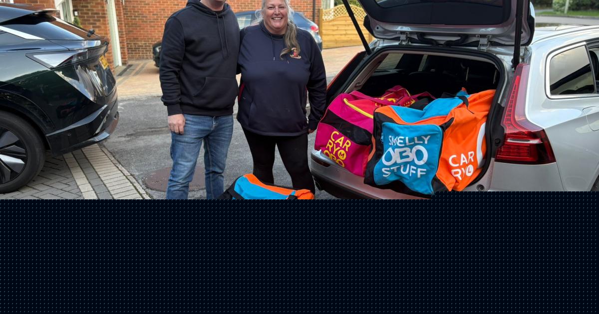 Former junior ice hockey club donates kit to help hockey club affected by fire