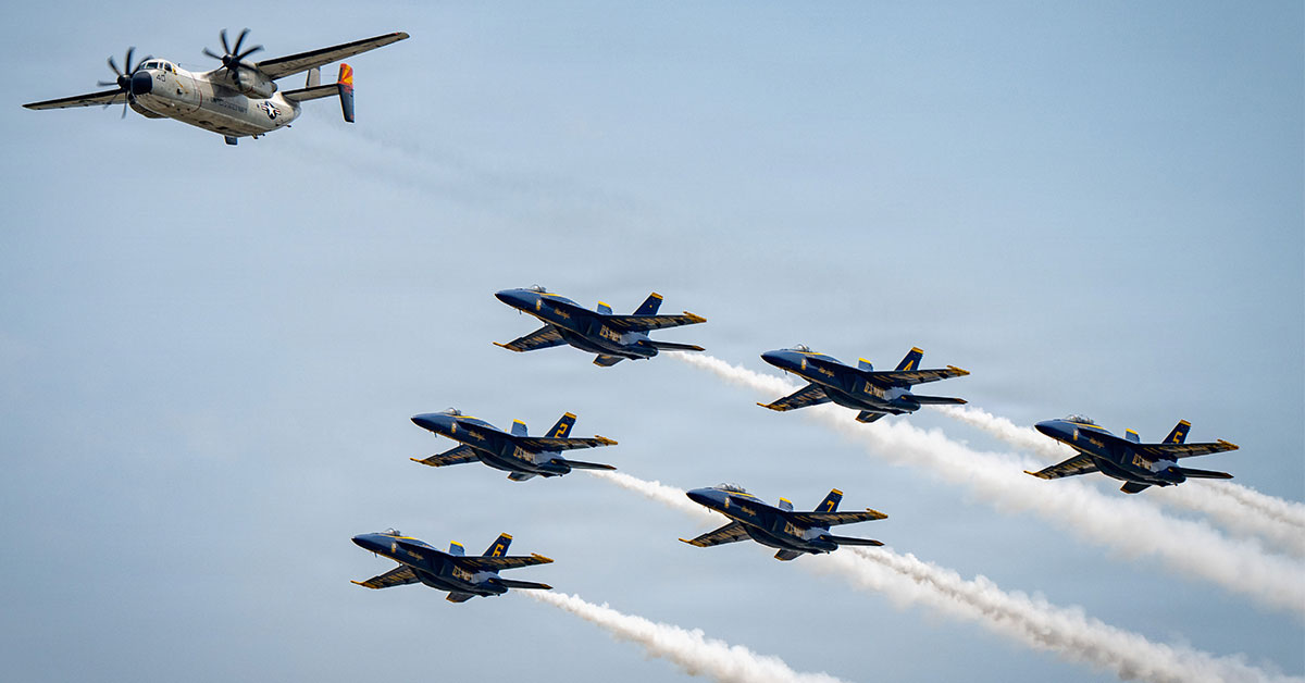Last Navy C-2 Greyhound Escorted By All Six Blue Angels To NAS Pensacola