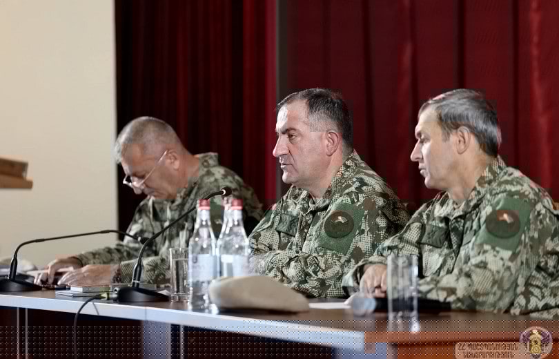 Le lieutenant-général Edward Asryan, chef d’état-major des forces armées d’Arménie a visité une unité militaire et rencontré les officiers supérieurs et les sous-officiers