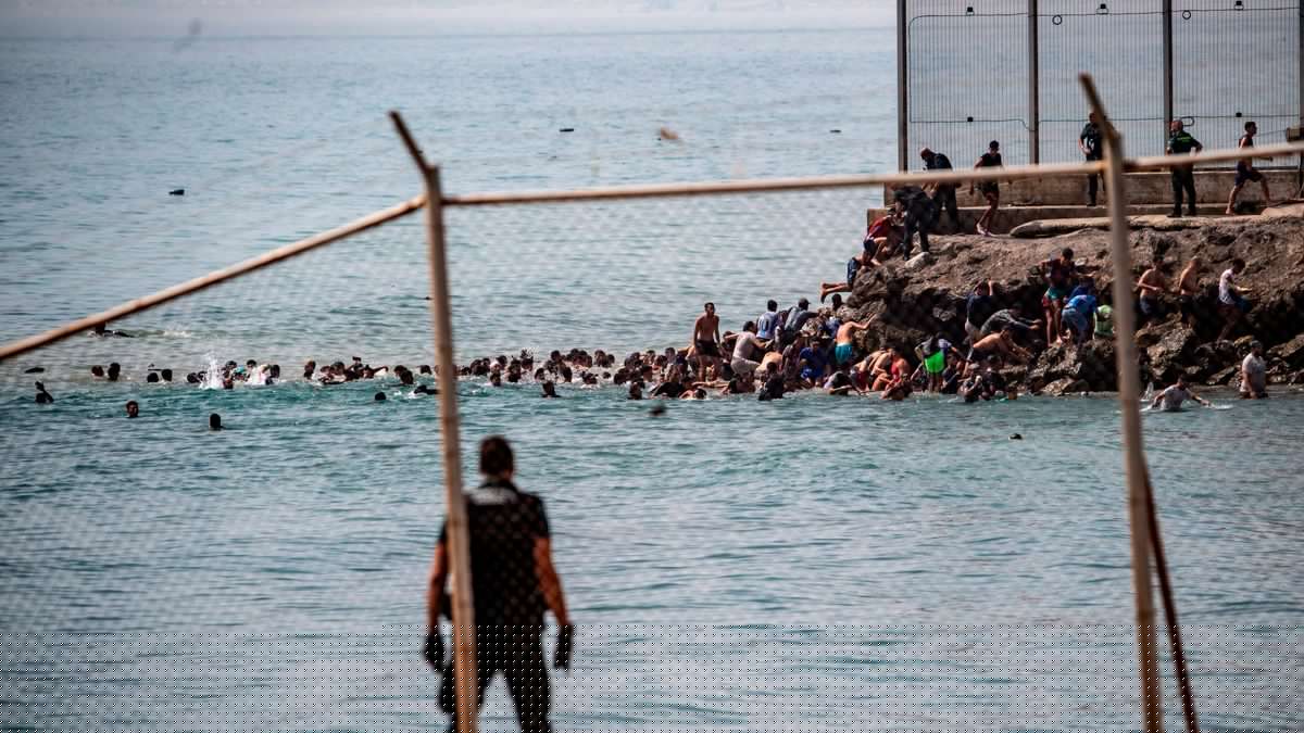 Ceuta: Mehr als tausend Menschen schwimmen aus Marokko zur EU-Exklave