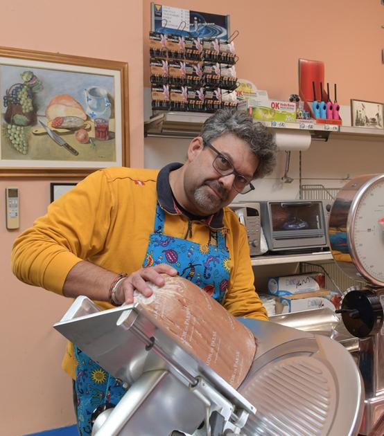 L’unico negozio di alimentari: "Noi, a Colturano da cent’anni. Resistiamo e creiamo socialità"
