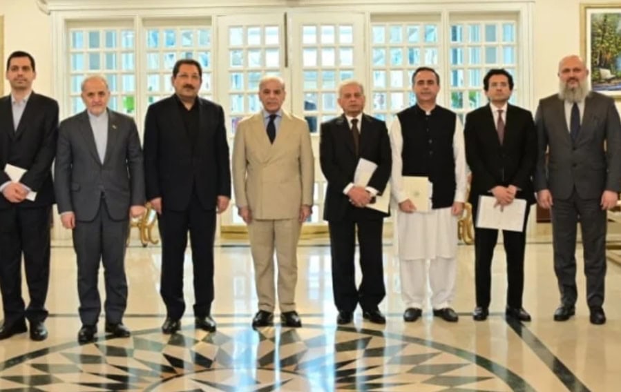 Pakistan, Iran Agree to Boost Border Trade, Advance FTA Talks