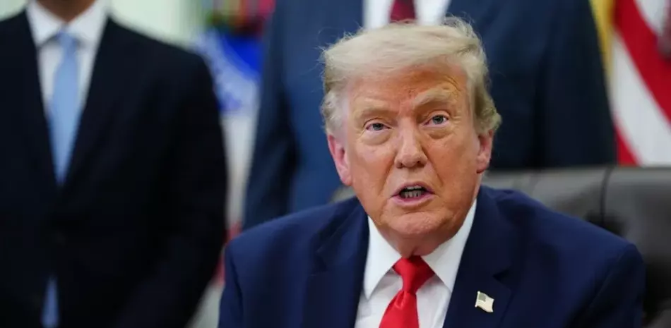Arrestan a hombre armado en el club de golf de Trump antes de su visita a Los Ángeles