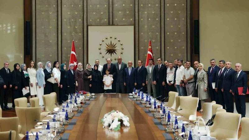 Külliye’de anlamlı buluşma: Cumhurbaşkanı Erdoğan Kahramanmaraş'taki okul saldırısında ölen öğrencilerin ailelerini ağırladı