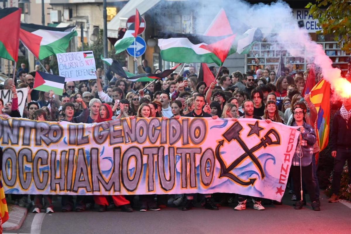 Il maxi corteo per la Palestina. Duemila persone bloccano l’Aurelia: "Basta con questo genocidio"