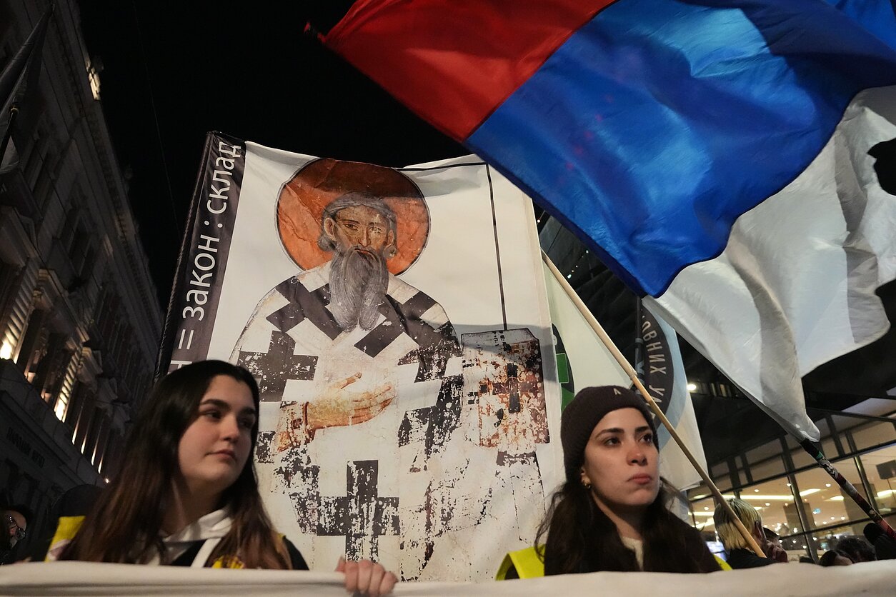 Belgrade tūkstančiai mitingavo prieš susidorojimą su studentų vadovaujamais protestais