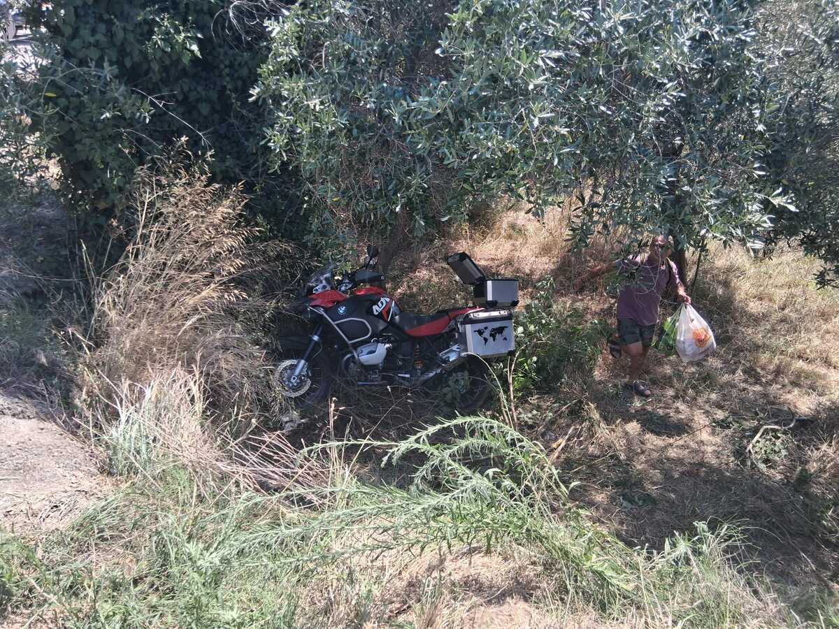 Scontro tra un'auto e una moto a Celle: in due sbalzati in una riva, trasportati in ospedale (FOTO)