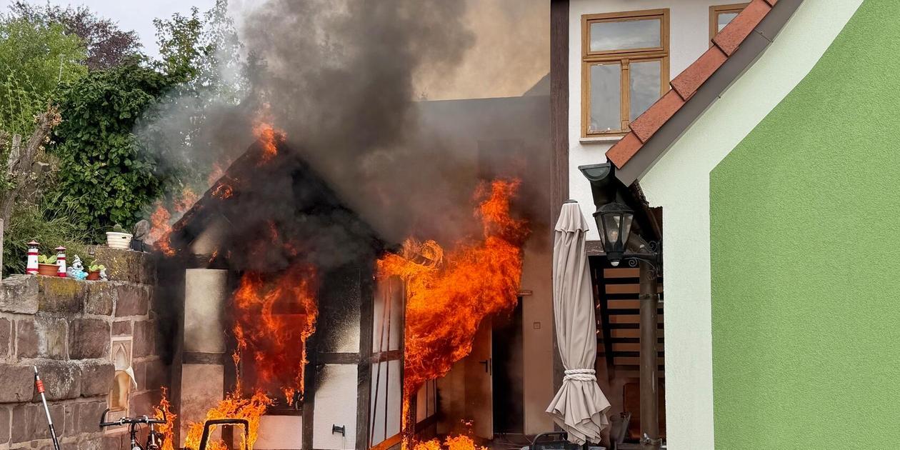 Heftiger Brand im Landkreis Fürth: Haus in Flammen - Feuerwehr muss Bewohner retten