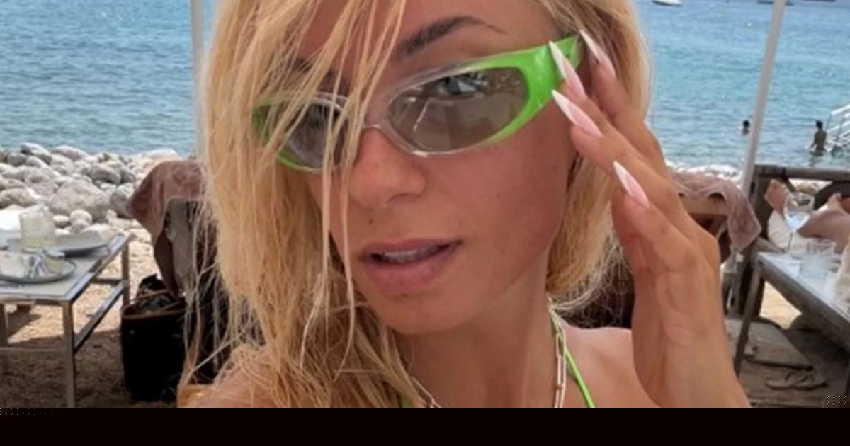 Sara Jo mami uzdahe u mikro bikiniju! Pevačica uživa na Ibici: Od dečka Alekseja Bjelogrlića ni traga ni glasa
