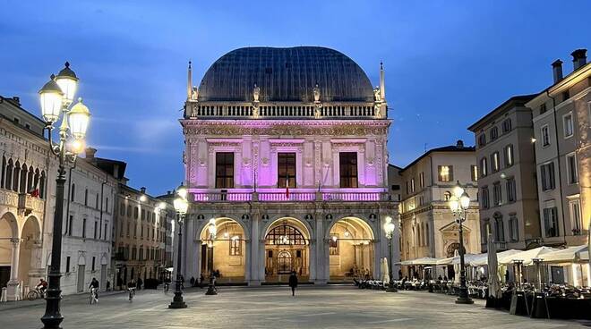 Campagna Nastro Rosa, Palazzo Loggia si colora di rosa
