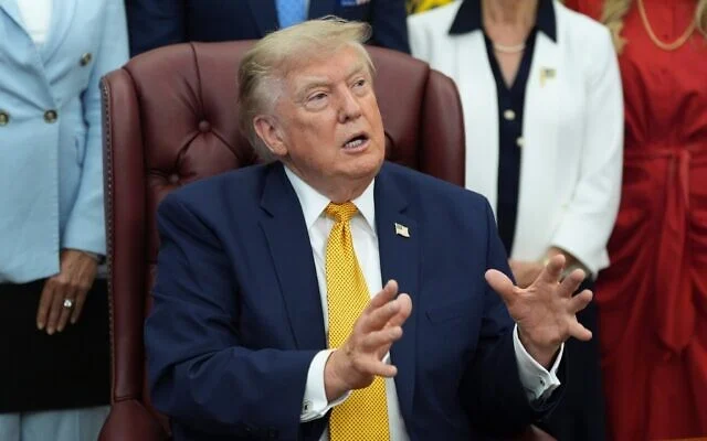 Trump remarca que EE.UU. está adoptando una postura “de bajo perfil” hacia Irán y deja que la presión económica surta efecto