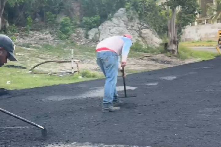 Más de mil 200 toneladas de asfalto se han colocado en la zona costera de Aragua
