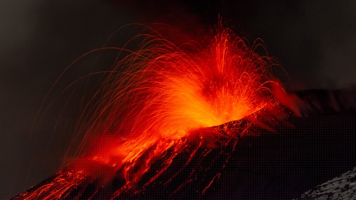 Continua la forte attività esplosiva dell’Etna: nuova bocca eruttiva nella Valle del Bove. Aeroporto di Catania ancora in tilt