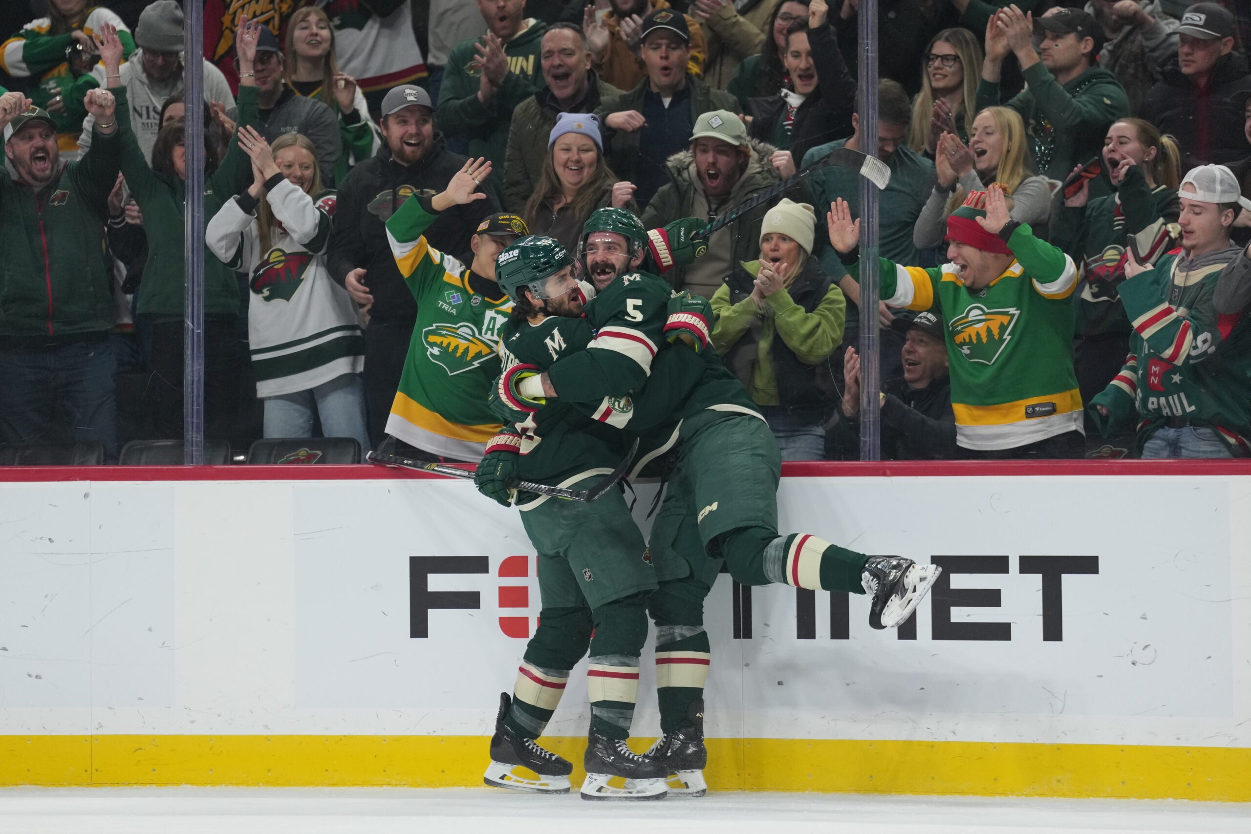 Gustavsson makes 29 saves as the Wild race to an early lead and beat the Flames 4-1