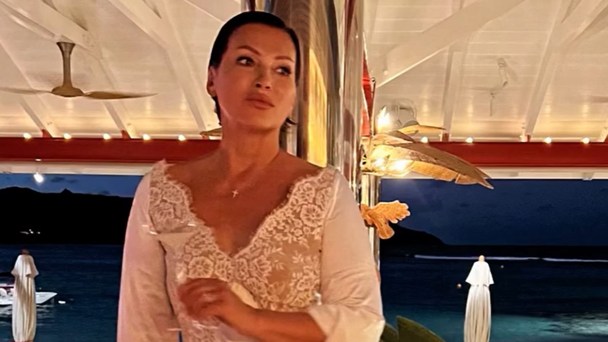 NIKO NE MOŽE DA VERUJE KOLIKO NINA BADRIĆ IMA GODINA Pozira usred restorana u beloj svilenoj haljini sa čipkom: Ostavila sve bez daha