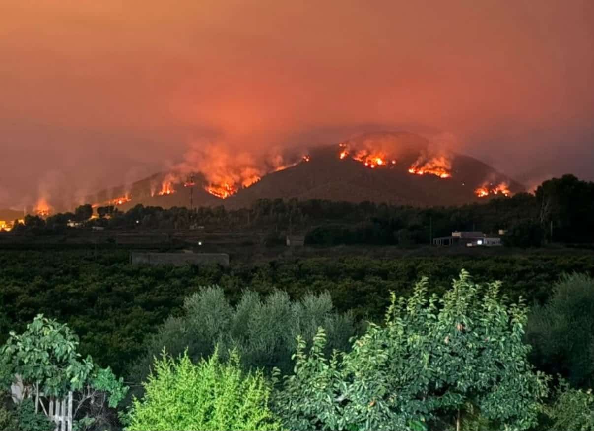 Arde la Serra d’Espadà, uno de los espacios naturales valencianos más emblemáticos