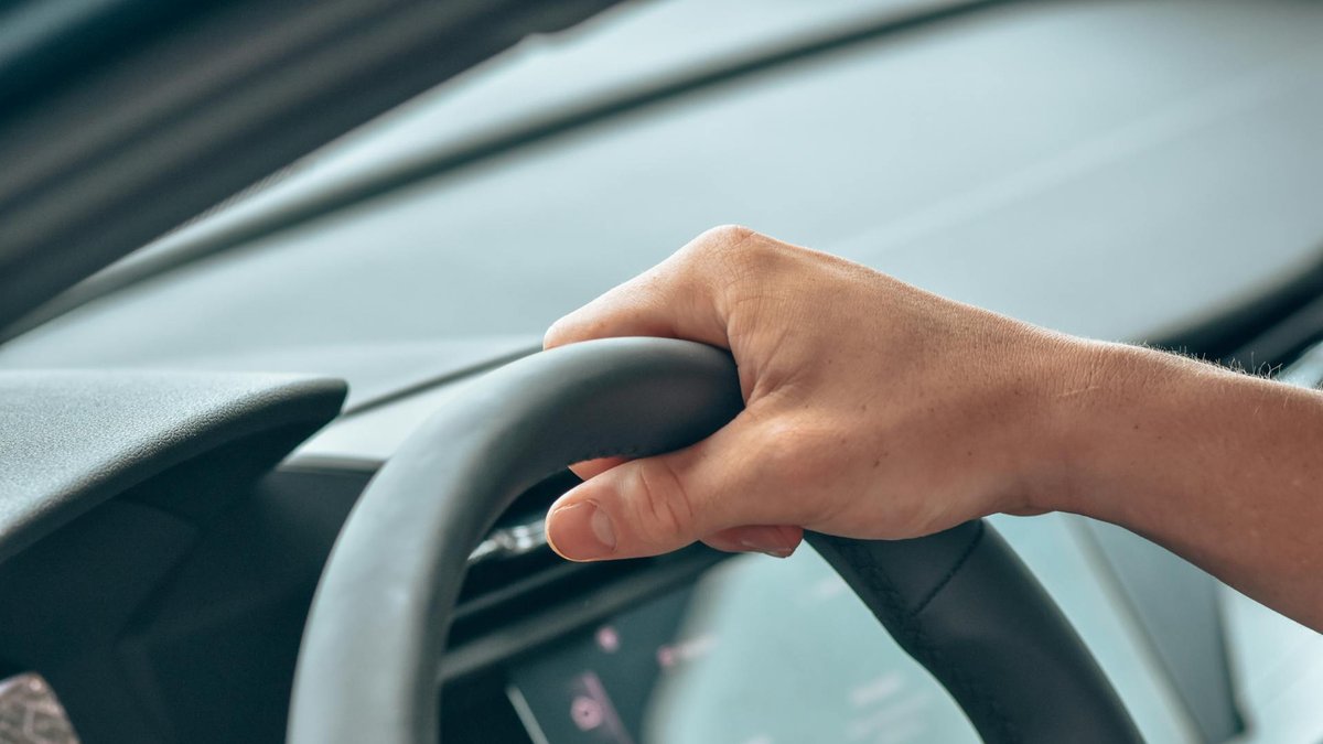 Il dépasse 15 voitures à 160 km/h, sa Golf percute une Audi et fait plusieurs tonneaux… l’automobiliste anglais ira en prison