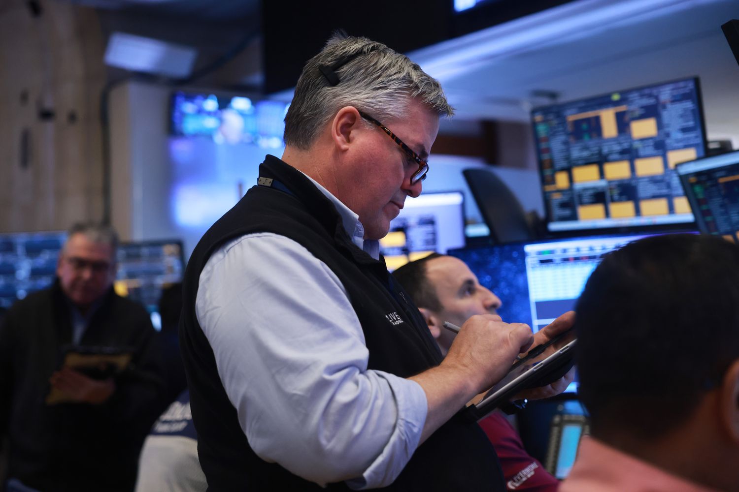Dow Jones Today: Stock Futures Little Changed After Flurry of Tech Earnings; Gold, Silver Set Fresh Records