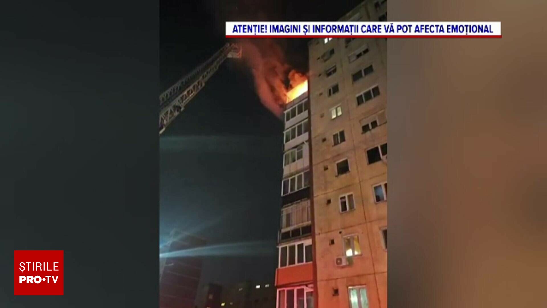 Incendiu la etajul 8 al unui bloc din Arad. Locatarii, evacuați de pompieri după ce s-au adăpostit pe acoperiș