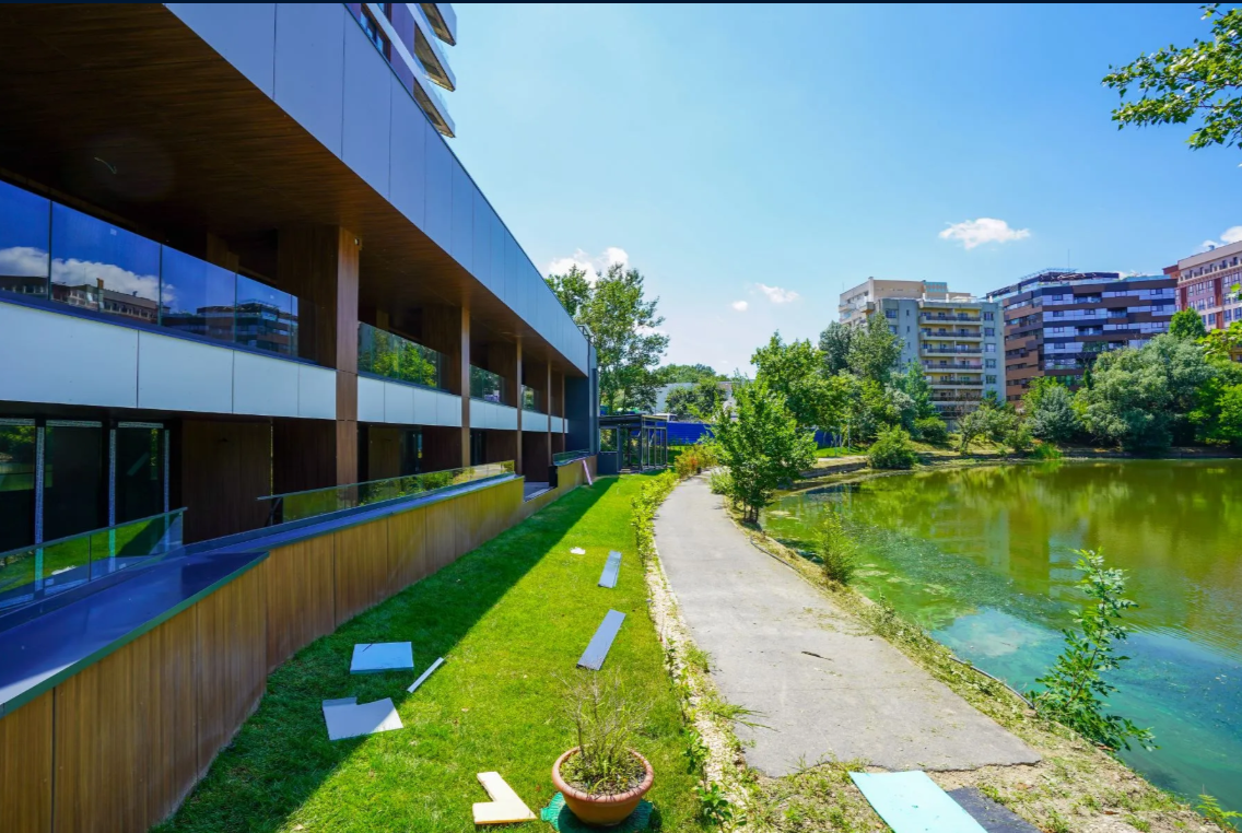 Cum arată un apartament cu 7 camere pe malul lacului Floreasca, scos la vânzare cu 4,5 mil. euro. Galerie FOTO