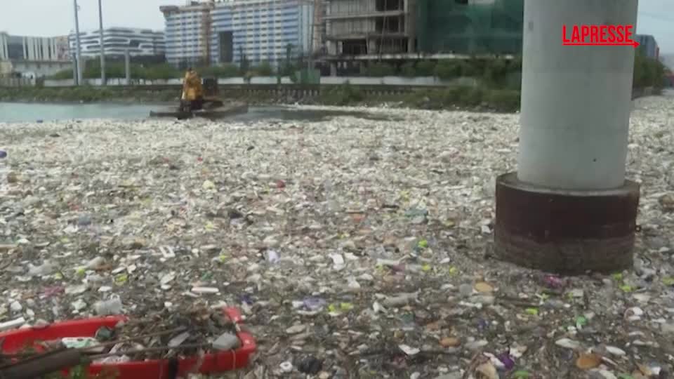 Filippine, marea di rifiuti invade Parañaque dopo le piogge monsoniche