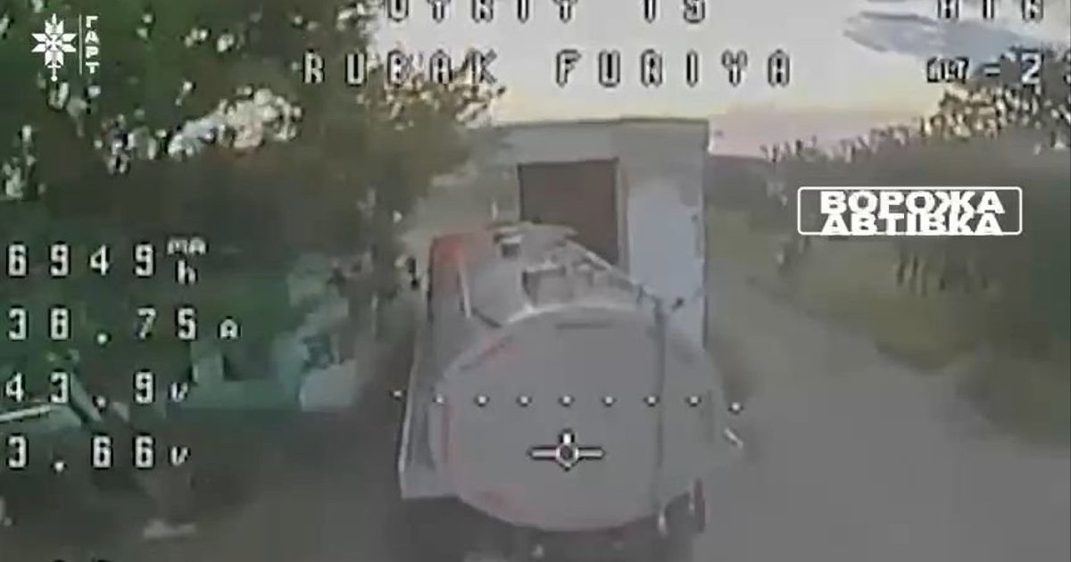 Дронщики бригады "Гарт" сожгли бензовоз, топливные цистерны и 7 военных автомобилей оккупантов на Южно-Слобожанском направлении. ВИДЕО