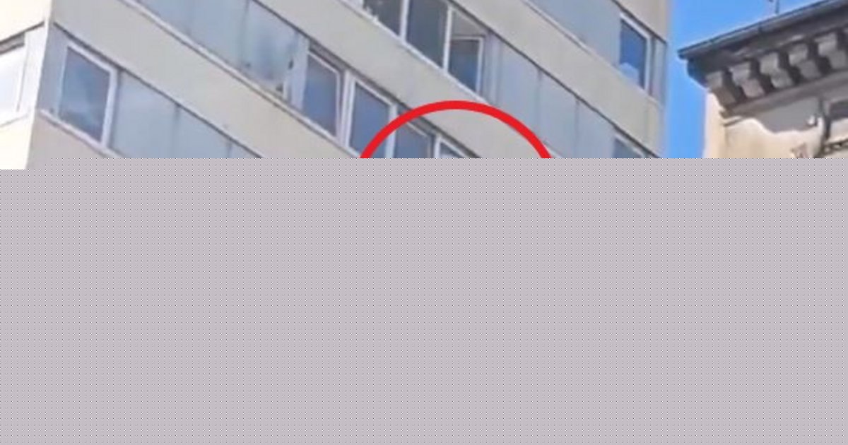 Απίστευτο βίντεο: Πέταξαν ψυγείο από τον 9ο όροφο πολυκατοικίας στην Πολωνία γιατί... βαρέθηκαν να το κατεβάσουν από τις σκάλες