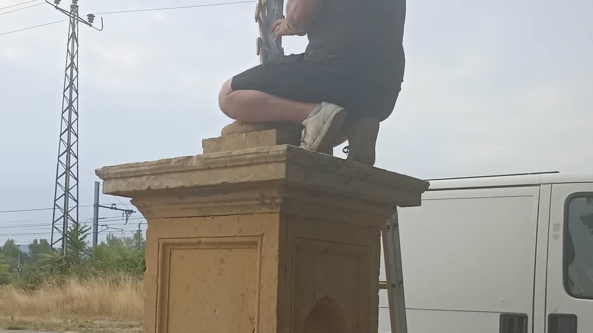 "On ne peut pas revendiquer de garder notre passé si on ne l’entretient pas" : dans son village du sud de Toulouse, Olivier s'est fait le sauveur des croix anciennes dégradées par le temps