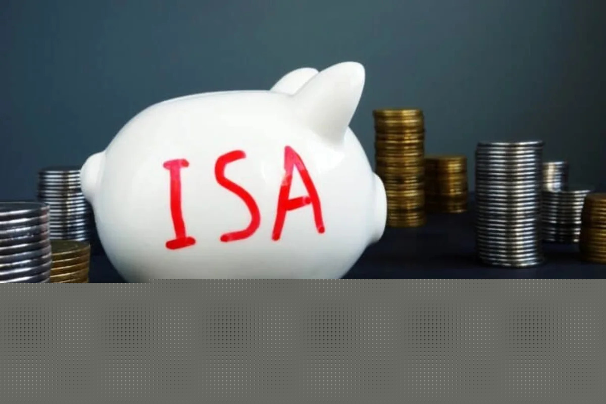 Interest rates to 5.25%? Should I invest in a Cash ISA over a Stocks and Shares ISA?
