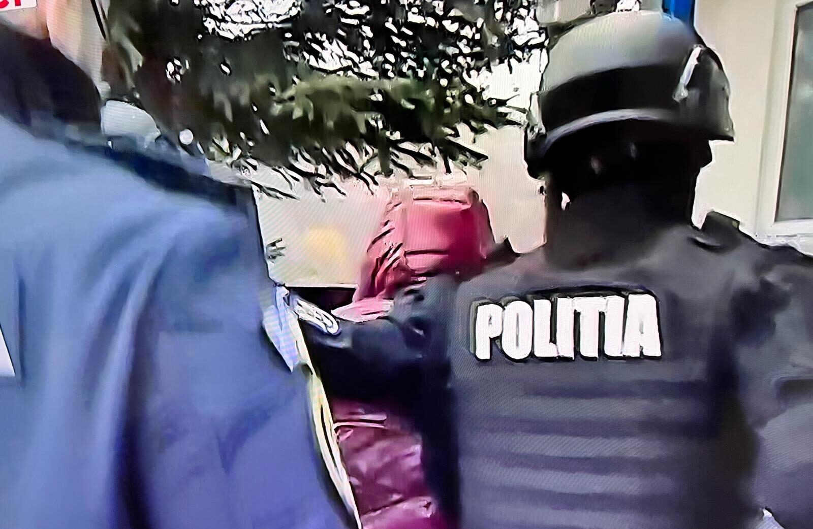 Un bărbat cercetat pentru că ar fi încheiat antecontracte pentru apartamente deja vândute a fost arestat preventiv